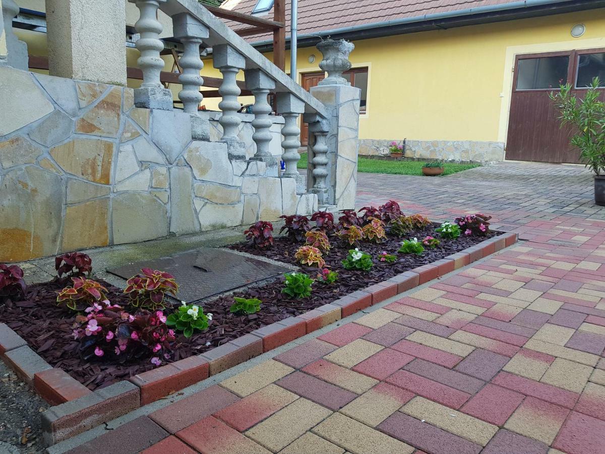 Tulipanvendeghaz 3*